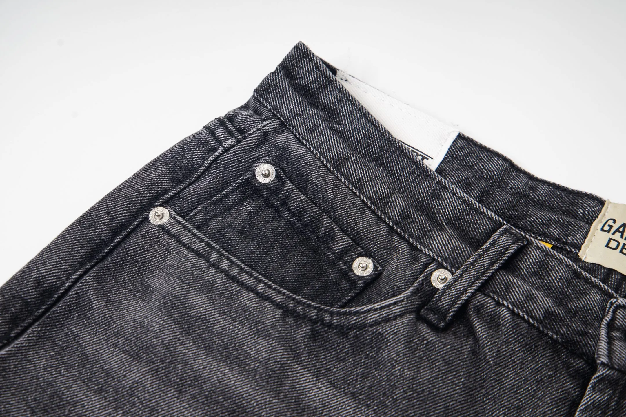 P240 Chrome Hearts Gallery co-branded limited-edition cross-flared flared jeans are a hot item this season and are sought after by countless celebrities and fashionistas. The neat details of the cutting process add color to the playful fashion! The neat and meticulous design, and the well-fitting structure is unique. The upper body not only has outstanding recognition, but also looks younger and younger. A style with the ultimate wearing meaning and performance, gorgeous color matching, and the craftsmanship of this style is also extremely extraordinary. After the finished product is washed, it is disassembled and hand-made with sheepskin cross leather and then spliced ​​together to complete. The whole piece has too many craftsmanship to describe. It is decorated with patchwork cross flowers and high-waisted washed jeans! ! Absolutely high-end luxury product, a god-level single product, a super popular product, made with top heavy industry, a must-see magic weapon that can't be missed. Style number: 1836 Size: 28 30 32 34 36 Color: black